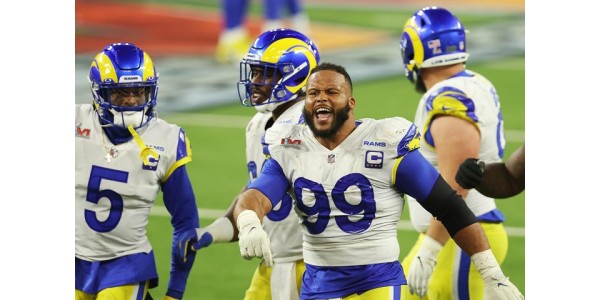 Aaron Donald et Matthew Stafford traités différemment après la victoire des Rams de Los Angeles Aaron Donald et Matthew Stafford traités différemment après la victoire des Rams de Los Angeles